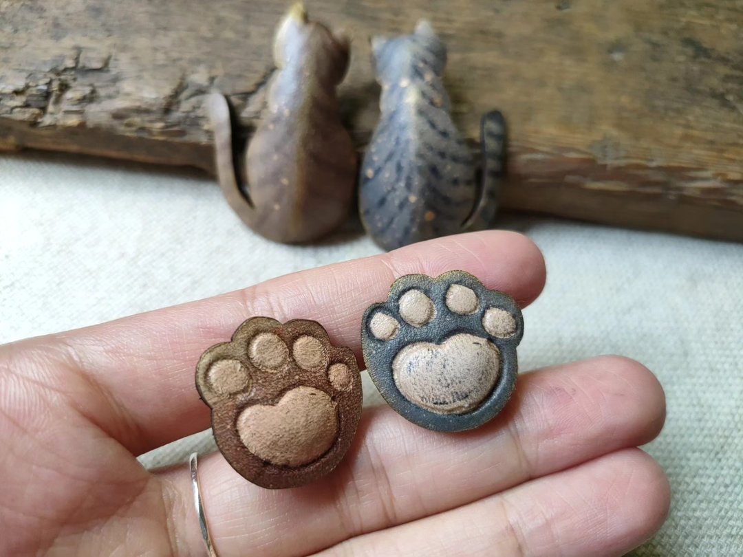 【小猫掌胸针扣/单支】手染皮革/猫咪/胸章/徽章/cat - 胸针 - 真皮 