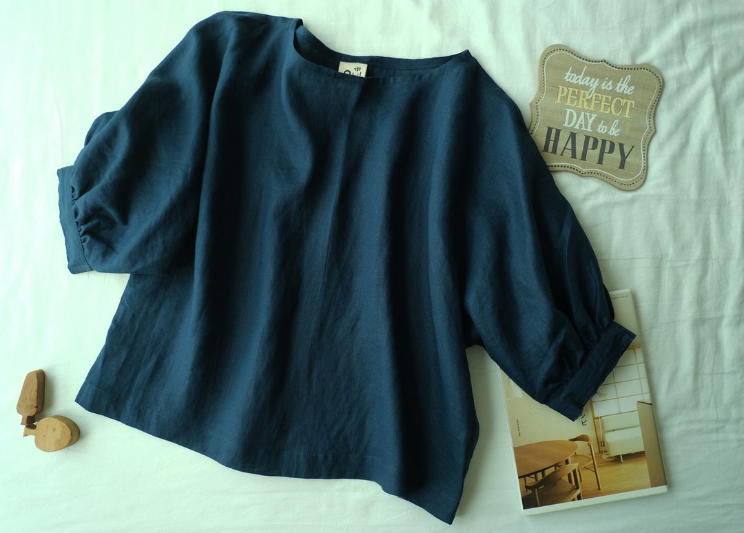 Navy blue balloon sleeve linen blouse / 100% linen / loosely style - 女装上衣 - 亚麻 蓝色