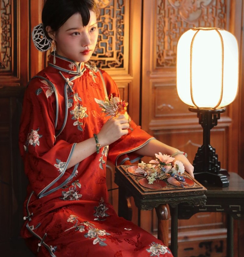 復古民國風改良旗袍 | 紅色刺繡蝶戀花假兩件設計 | 歲無憂系列 - 旗袍 - 其他材质 红色