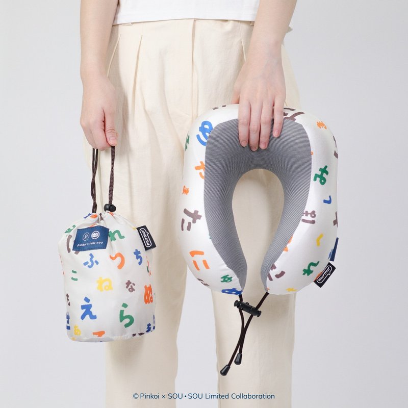 【Pinkoi x SOU・SOU】murmur旅行颈枕 | 五十音歌 | 附袋山丘颈 - 颈枕/旅行枕 - 聚酯纤维 卡其色