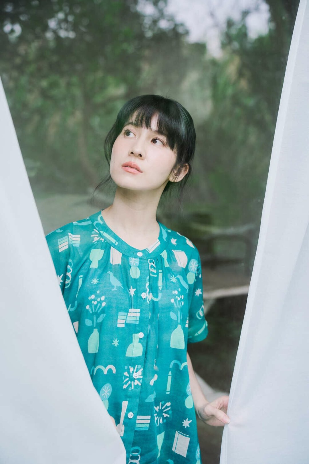 印花乐X连俞涵 透肤宽版上衣/闲暇时光/常磐松/山羌阅览室 - 女装上衣 - 棉 绿色