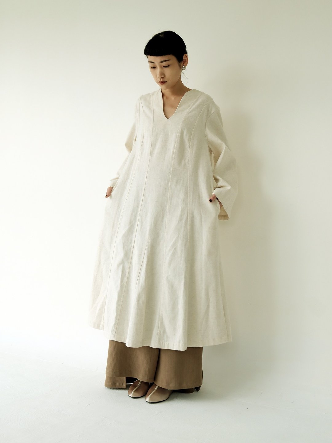 川 衣 WEAR BEING  V领散状宽袖洋装 - 洋装/连衣裙 - 棉 白色