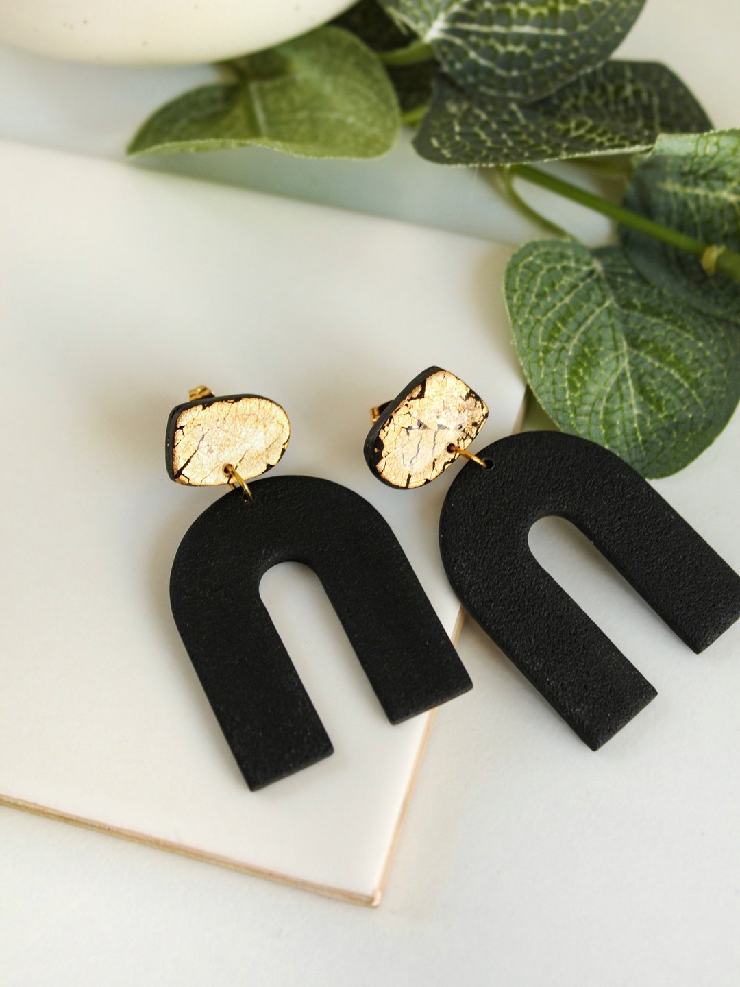 Polymer Clay Earrings: aesthetic collection - handmade earrings GOLD&amp;BLACK - 耳环/耳夹 - 粘土 黑色