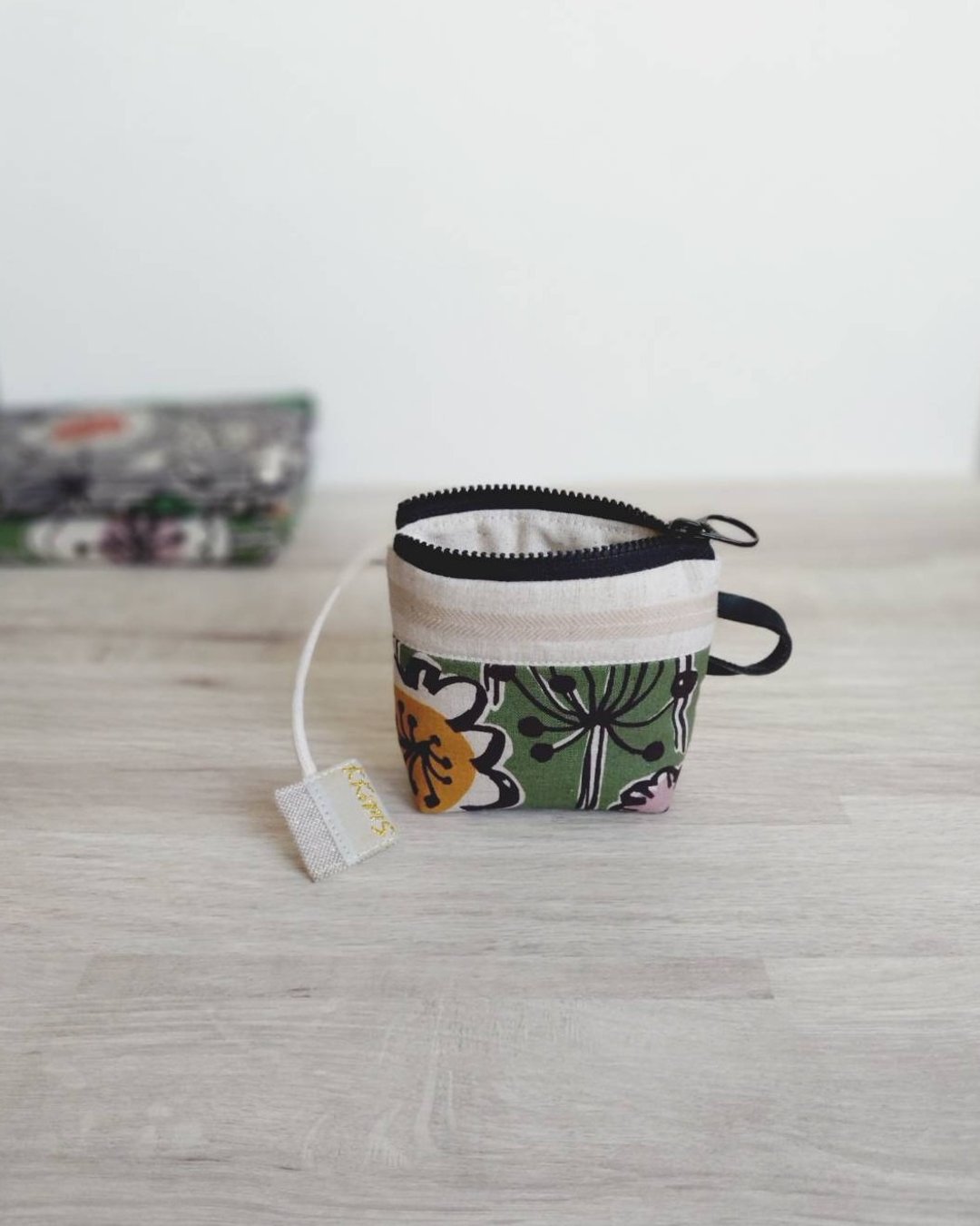 现货!【FCP/来杯茶小物包】黑色轮廓的花 蓬蓬铺棉 日本布 - 零钱包 - 棉 黑色