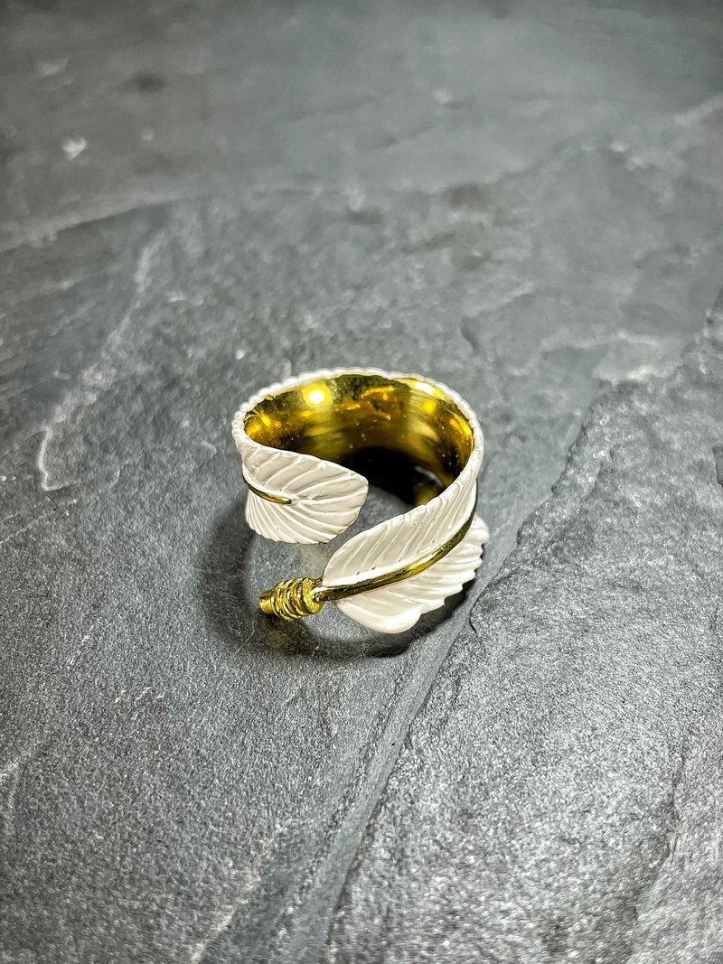 White Patina Minimal Feather Ring. - 戒指 - 其他金属 