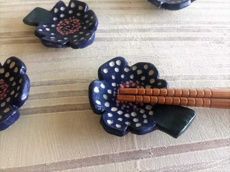 点点症候群-深蓝白点花形筷子架_陶器筷架 - 筷子/筷架 - 陶 蓝色