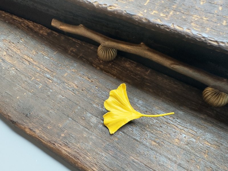 皮革银杏襟针│别针│胸针【银杏叶】 - 胸针 - 真皮 黄色