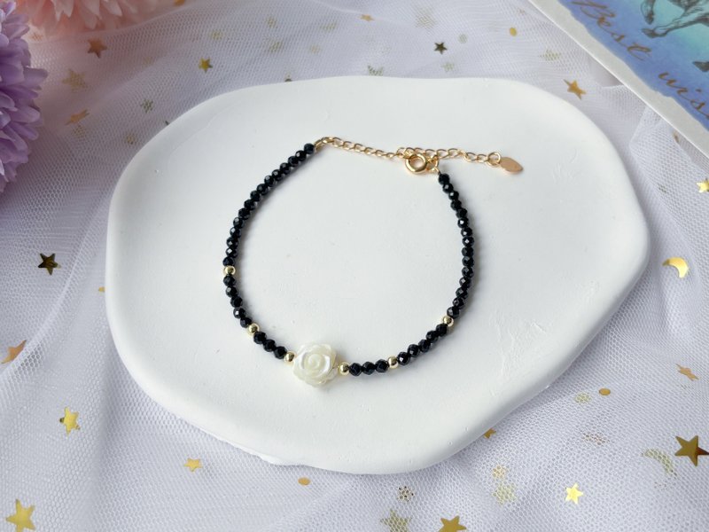 【墨雪】天然白贝母玫瑰 黑尖晶 14K包金设计款手链 - 手链/手环 - 水晶 黑色