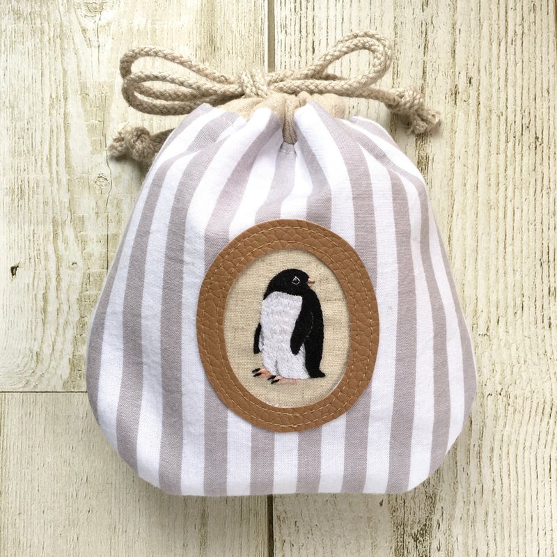 Adelie Penguin Portrait Embroidered Purse - 化妆包/杂物包 - 棉 灰色