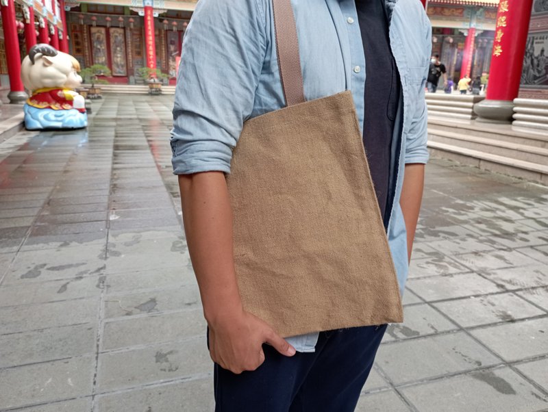 mimi思路 环保麻布肩背袋 简约提袋(A4文件包)-平织纹黄麻布 - 侧背包/斜挎包 - 棉．麻 卡其色