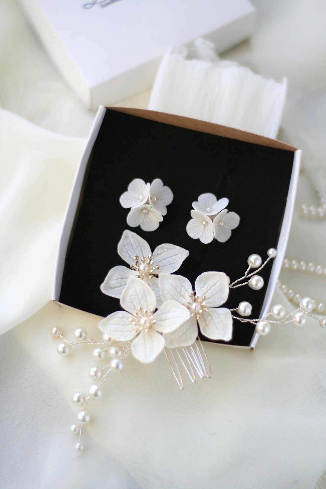 White Flower Hydrangea Earrings/ Clip-on Bridal Earring Floral earrings - 耳环/耳夹 - 粘土 白色