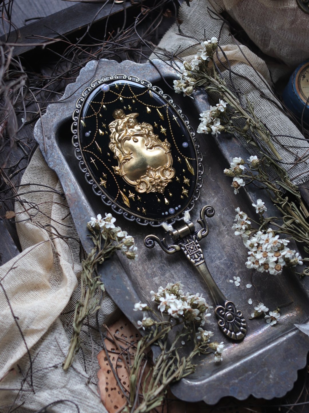 复古装饰风格手镜 闲暇天使 - 彩妆刷具/镜子/梳子 - 其他金属 黑色