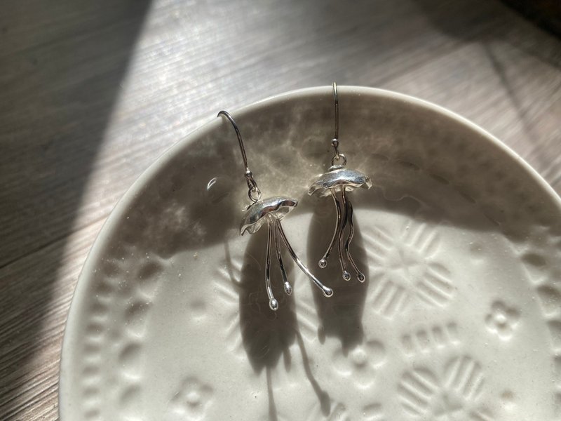 水母耳环 Jellyfish Earrings - 耳环/耳夹 - 纯银 银色