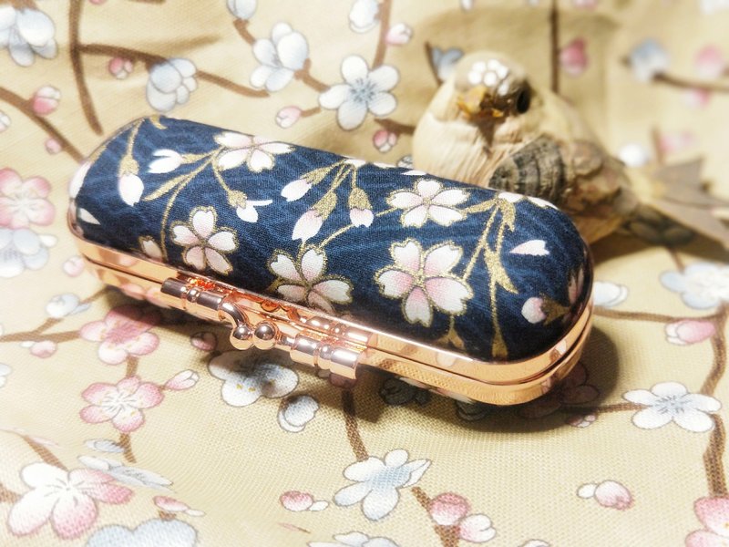 樱花飘落樱花口红印章饰品收纳口金盒 - 侧背包/斜挎包 - 棉．麻 蓝色