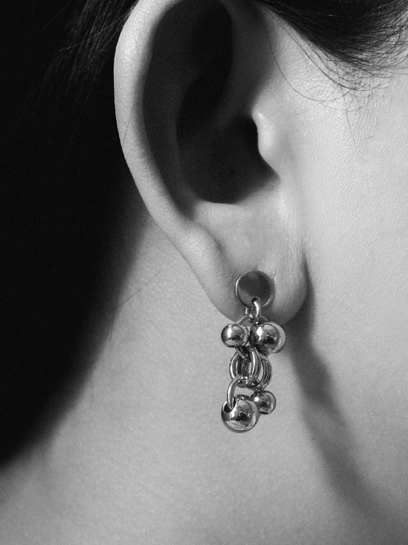 YARD YARN — Gara Earrings - 耳环/耳夹 - 不锈钢 银色