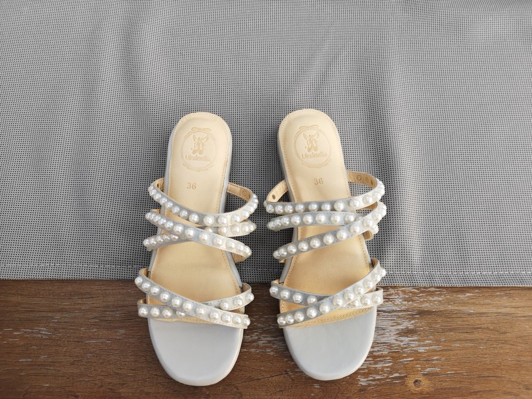 CLAIRE SANDAL ; Pearly Memory foam, 100% Genuine Leather Grey - 男女凉鞋 - 真皮 银色