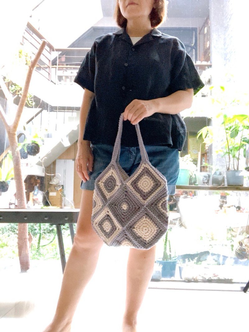 圆点祖母方格拼接钩织手提包 日系简约配色 灰+卡其白 - 手提包/手提袋 - 棉．麻 灰色