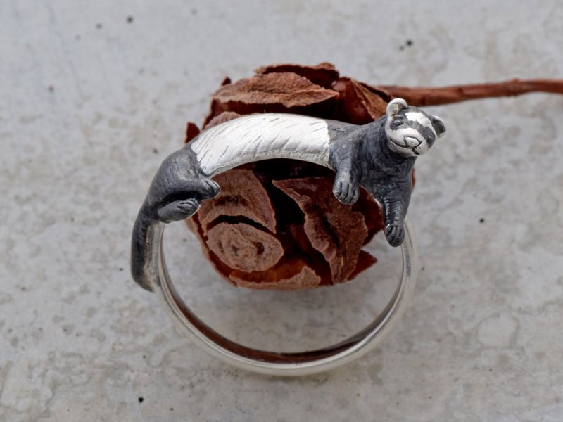 Relaxing ferret ring - 戒指 - 其他金属 银色