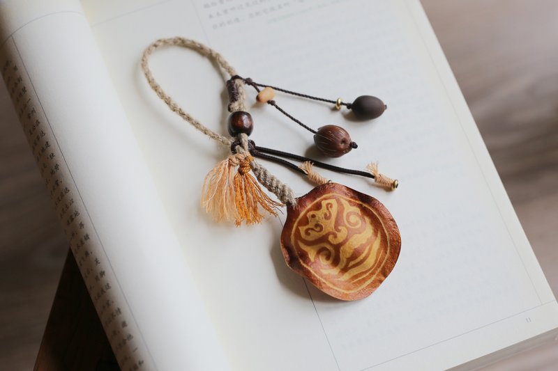 No.8-原創手作 & 植物果壳 | 蓝花楹雕刻  藏式编绳 | 一物一图 - 吊饰 - 植物．花 多色