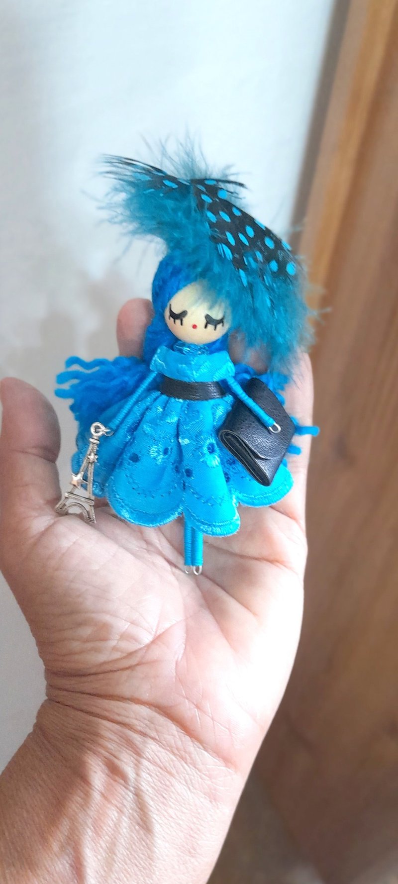 Brooch doll Estela - 胸针 - 木头 蓝色