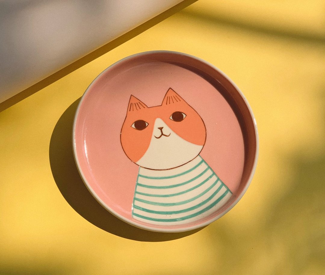 Cat plate (M)   l ceramics l May&amp;Clay Ceramics Studio - 盘子/餐盘/盘架 - 陶 黄色