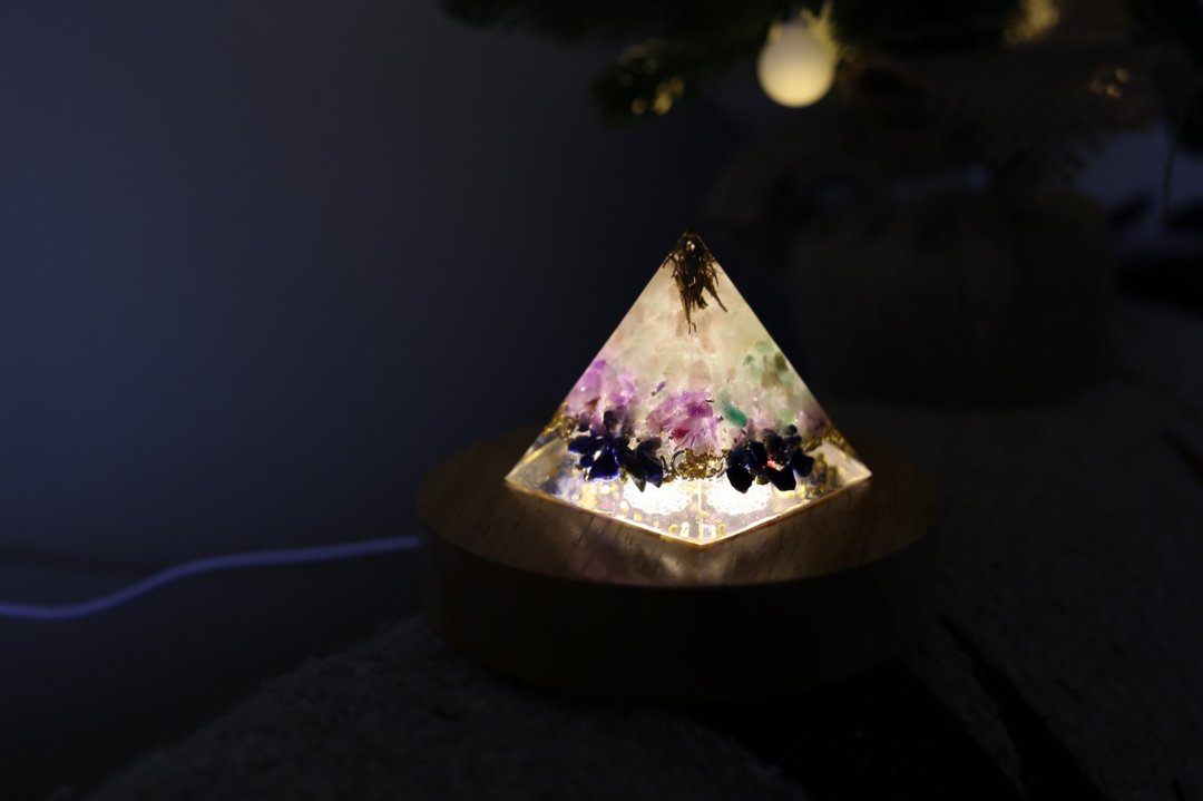 【母亲节礼物】透明系-青岚奥刚金字塔小夜灯Orgonite水晶疗愈奥 - 灯具/灯饰 - 水晶 多色