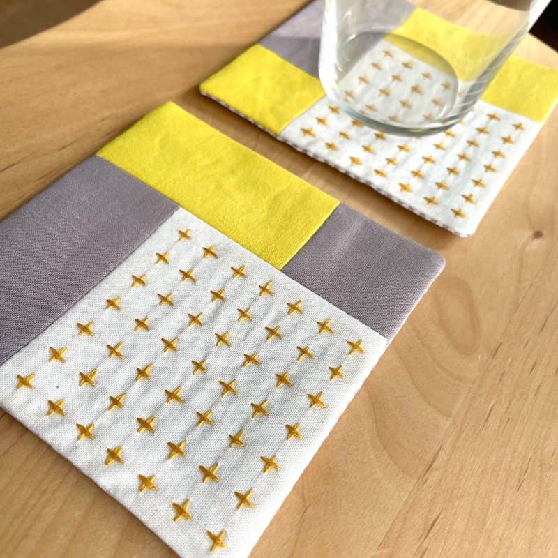 两件式 Sashiko 杯垫，黄灰色拼布，简约，礼物，咖啡，咖啡厅，生日，礼物 - 杯垫 - 棉．麻 黄色