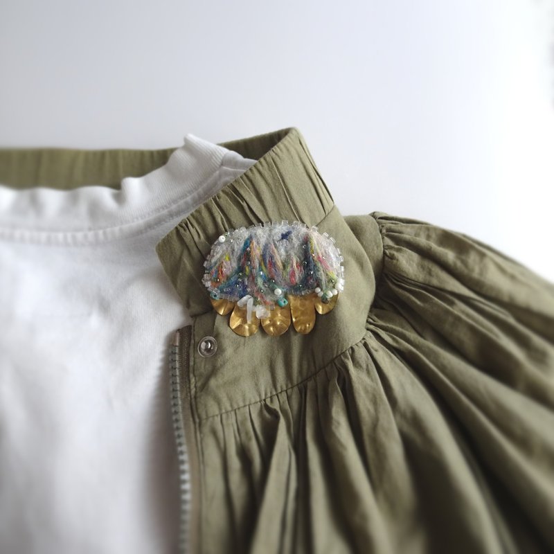 魔法师的山 复古珠饰与黄铜羊毛画胸针 - 胸针 - 羊毛 多色