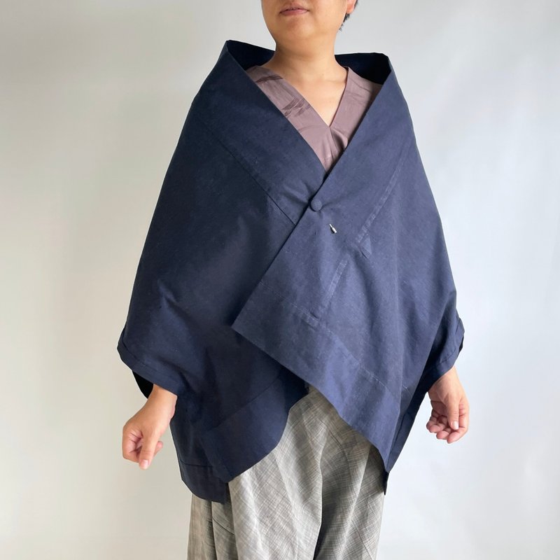 【独一无二】三角羽织 附胸针 - 绢织物 真绵䌷 藏青色 - 女装上衣 - 丝．绢 蓝色