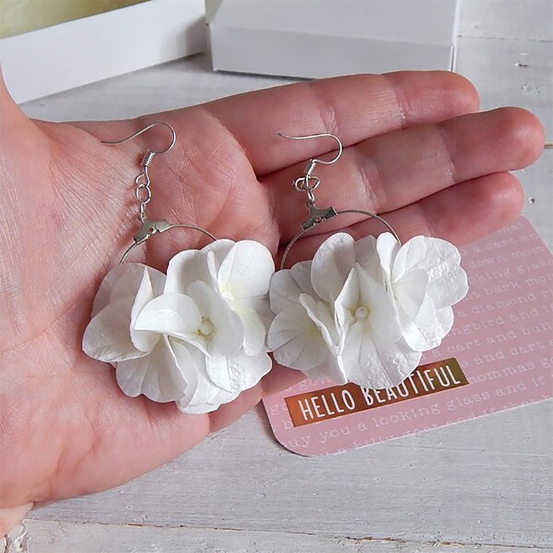 White flower hoop earrings Hydrangea earrings Bridal floral jewelry Boho rustic - 耳环/耳夹 - 其他材质 白色