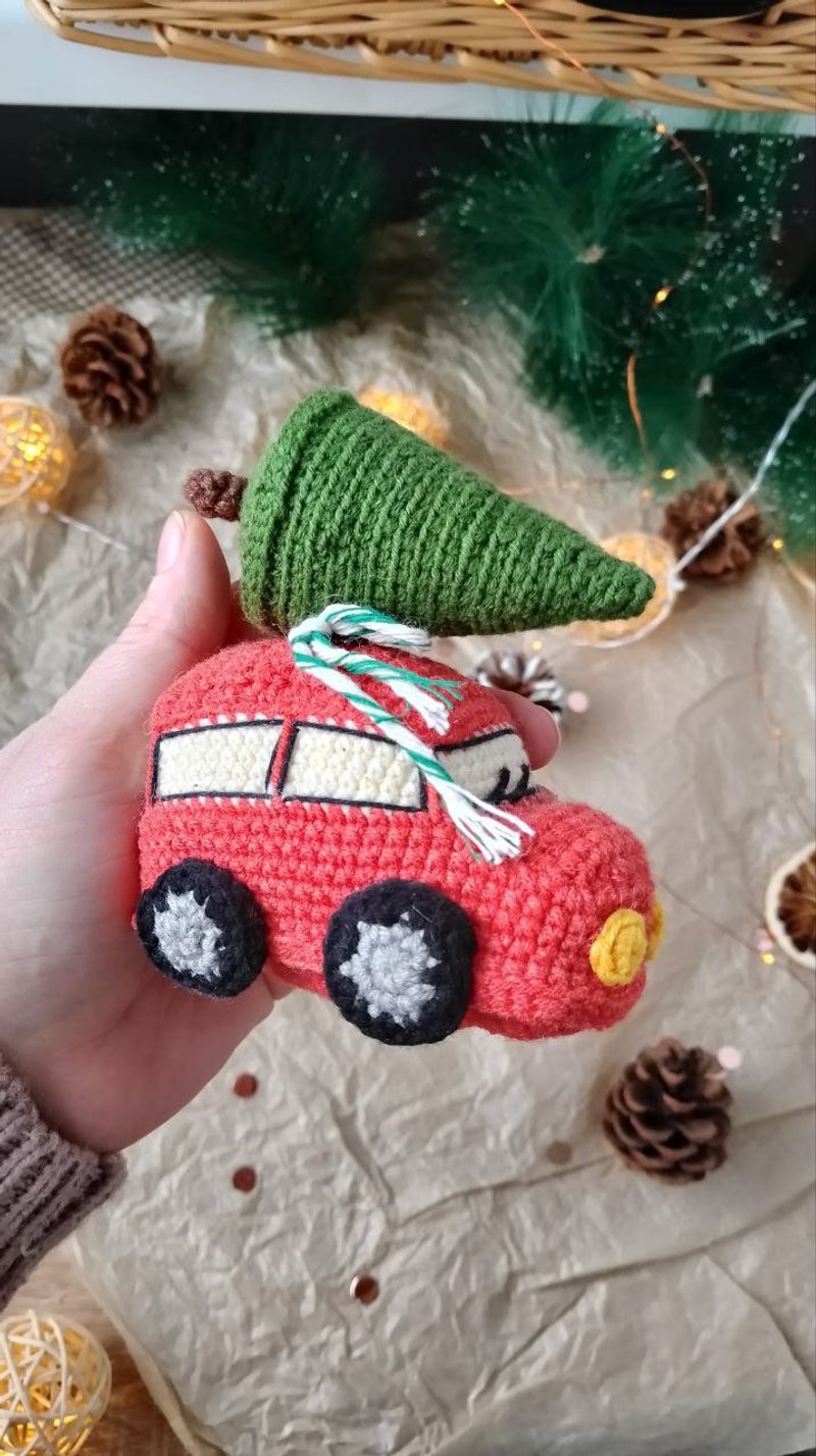 有圣诞树的红色汽车作为礼物。节日玩具家居装饰。新年红车 - 玩具/玩偶 - 棉．麻 多色