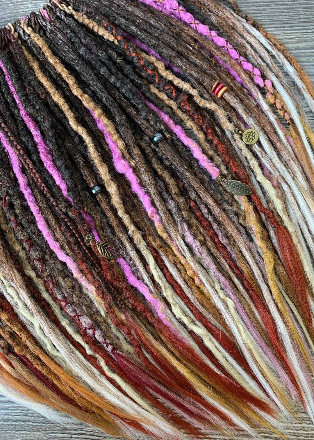 Pink Accent Autumn Synth Dreadlocks, Ombre Brown to Beige and Burgundy, DE or SE - 发饰 - 其他材质 粉红色