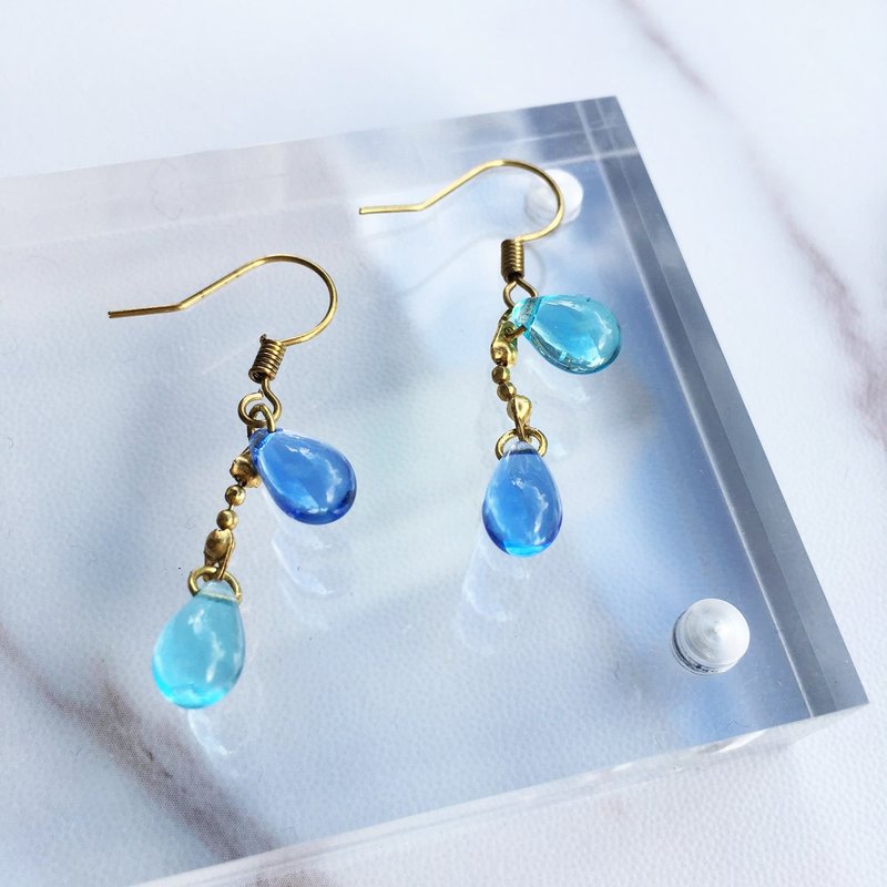 《Wanna-be》*有多色选择* 幻彩双色手工琉璃珠黄铜耳环～文青感 饰品 吊饰 手工 定制化 天然质感 耳夹 - 耳环/耳夹 - 玻璃 多色