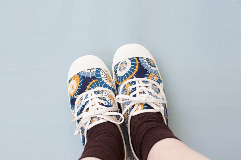 夏日清爽鞋柜 | 即将绝版.宽楦舒适.绑带甜椒日.和伞朵朵.皮垫 - 女款休闲鞋 - 棉．麻 蓝色