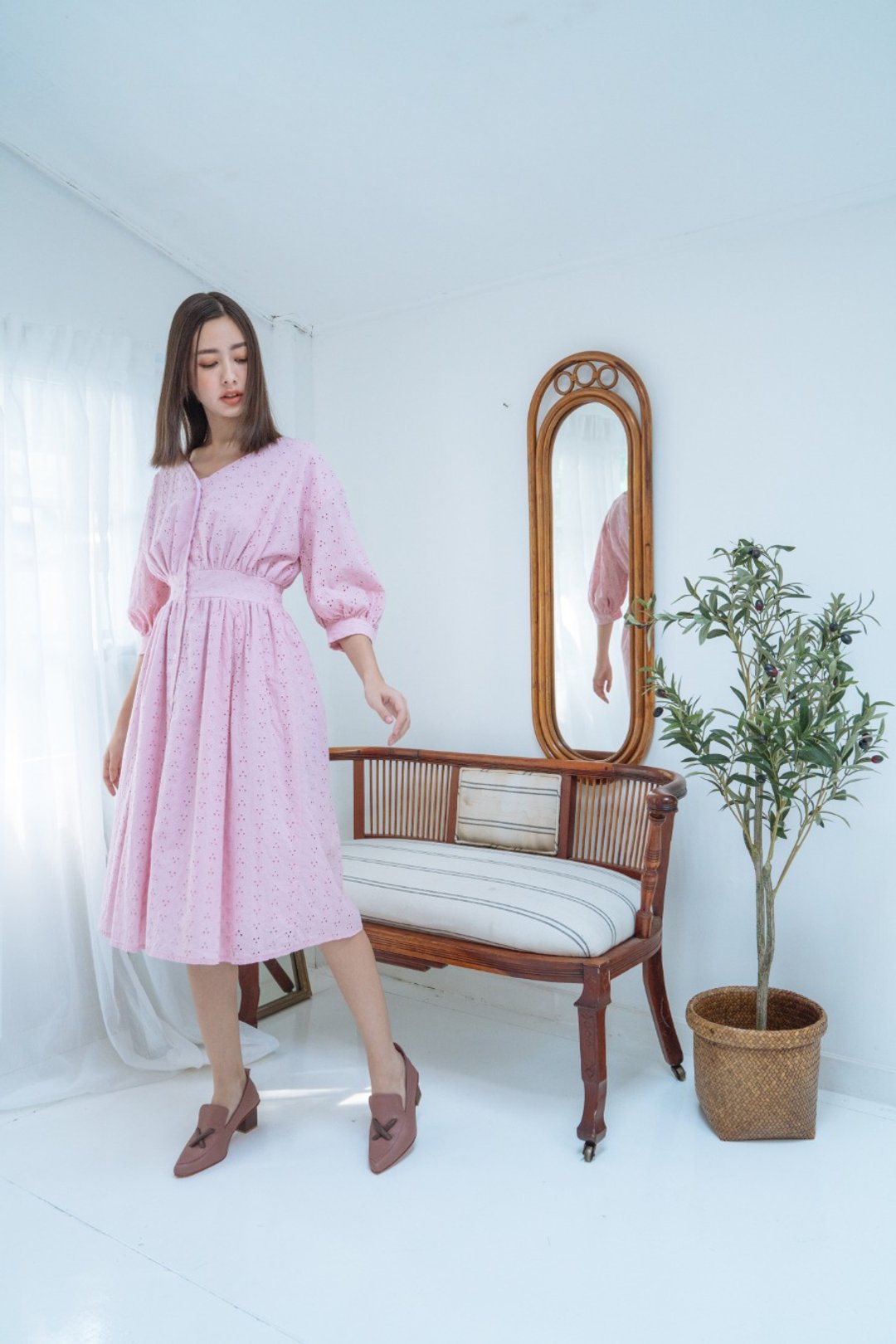 【Off-Season Sales】Flower embroidery dress (Pink) - 洋装/连衣裙 - 棉．麻 粉红色