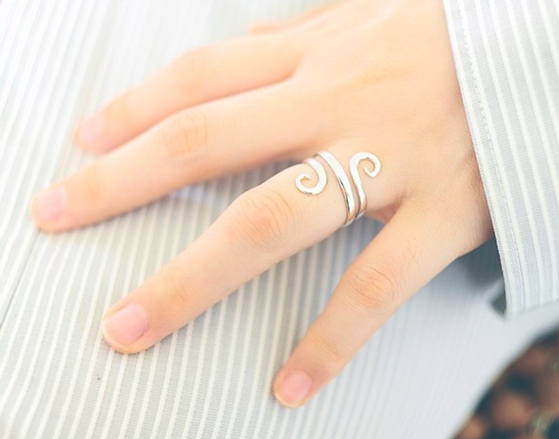 涡纹饰银戒 /金属线/串珠/皮革物/手作/ - 戒指 - 其他金属 银色
