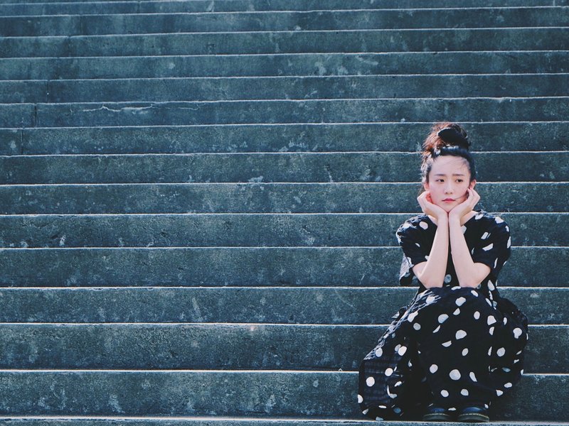 光透黑底白点翻花口袋洋装 - 洋装/连衣裙 - 棉．麻 黑色