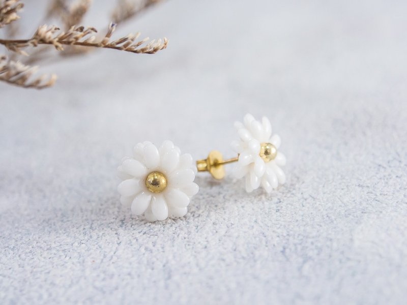 Daisy ~ white porcelain flower earring ~ size Mini - 耳环/耳夹 - 陶 白色