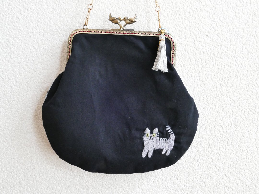 Embroidered Gamaguchi Shoulder Sabatra Cat - 侧背包/斜挎包 - 棉．麻 黑色