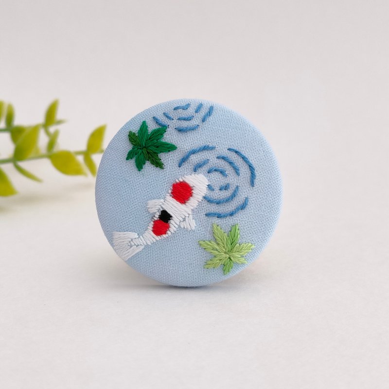 日式庭园｜锦鲤枫叶绣花胸针 - 胸针 - 棉．麻 蓝色