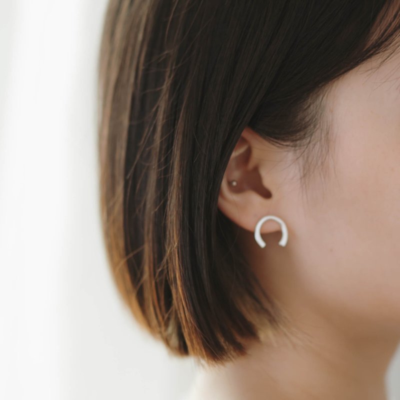 马蹄形锻敲耳环 - 耳环/耳夹 - 其他金属 银色