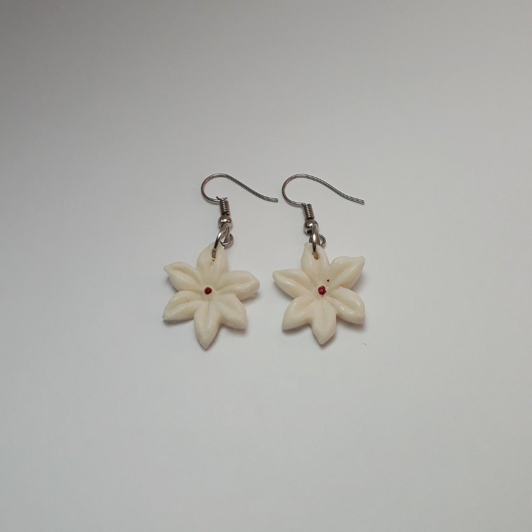 White flower Earring Handmade Air Dry Clay Eco Friendly Stainless Wire Hook - 耳环/耳夹 - 粘土 白色