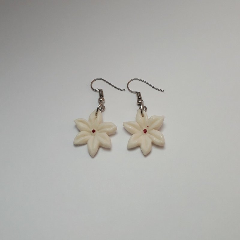 White flower Earring Handmade Air Dry Clay Eco Friendly Stainless Wire Hook - 耳环/耳夹 - 粘土 白色