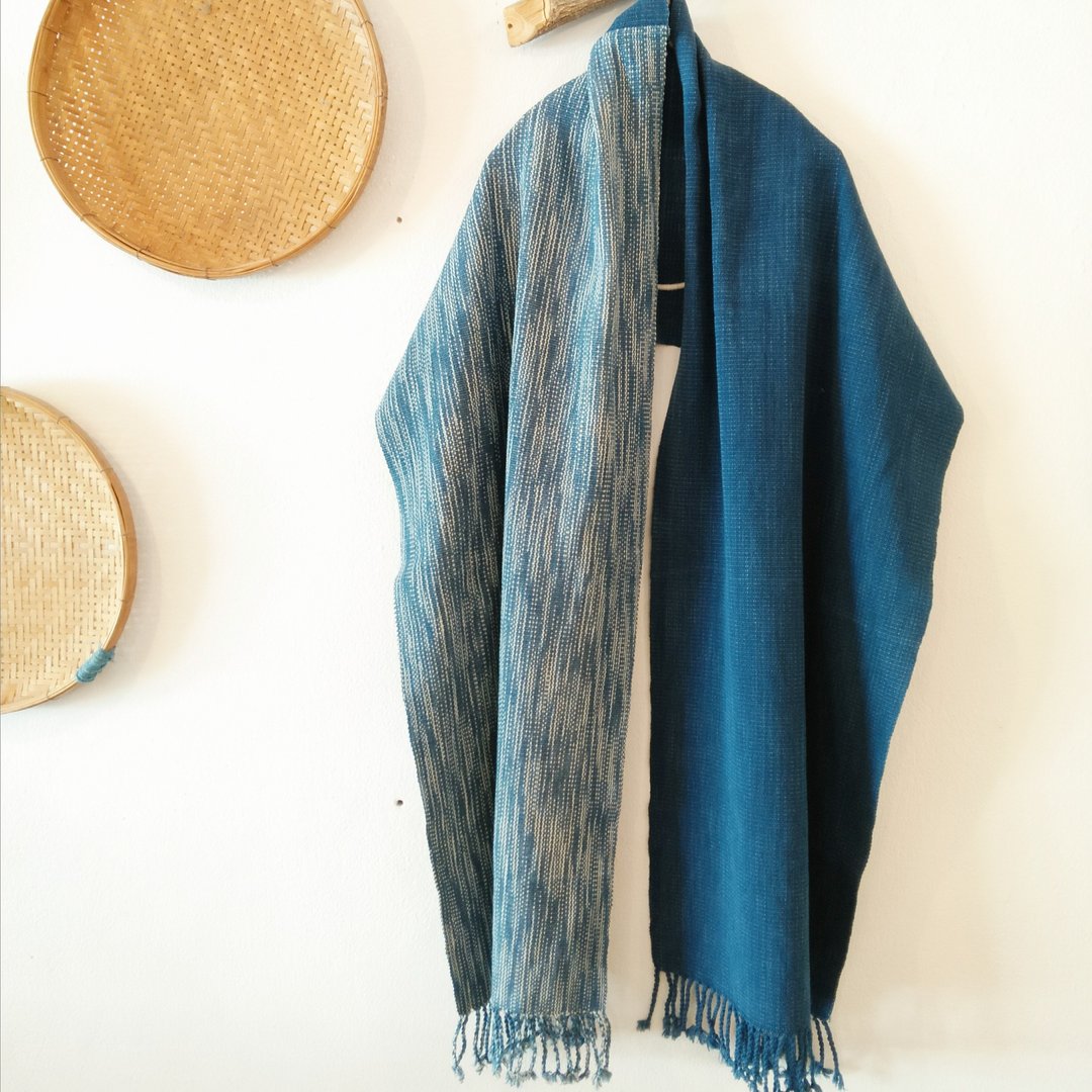 Switch shawl indigo and spotted pattern / plant dyeing hand-woven - 围巾/披肩 - 棉 蓝色