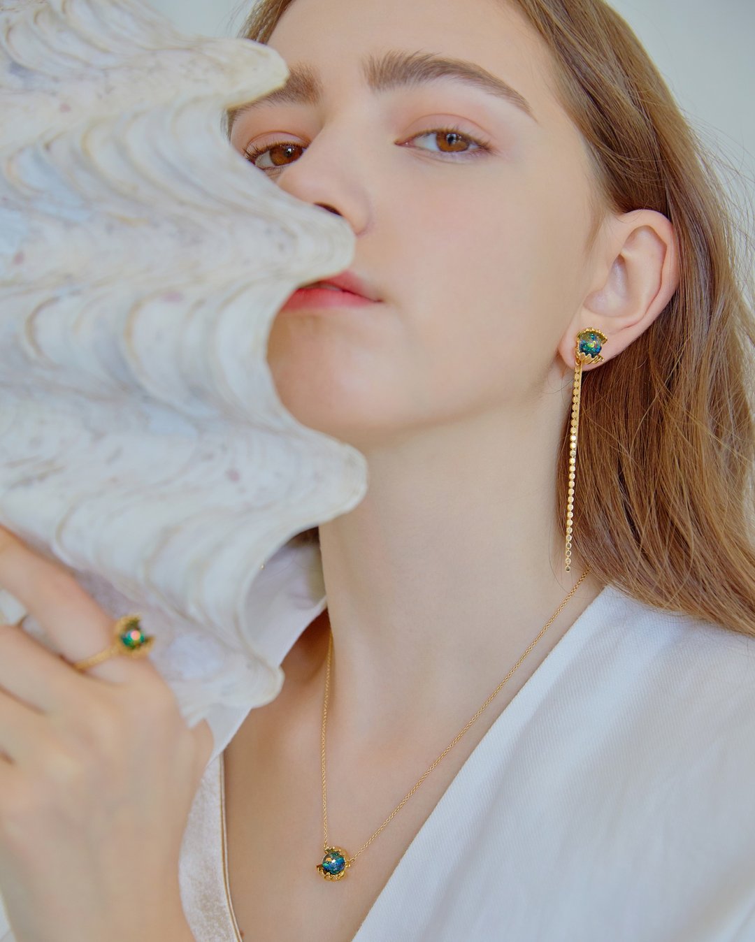Shining Snowball Inside The Shell Earrings - 耳环/耳夹 - 玻璃 