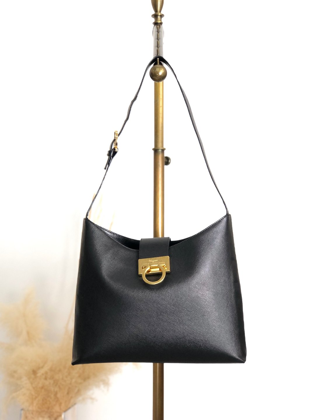 【日本直送 名牌中古包】Salvatore Ferragamo 侧肩包 黑色 Gancini 皮革 复古单肩包 vintage 3v3rtg - 侧背包/斜挎包 - 真皮 黑色