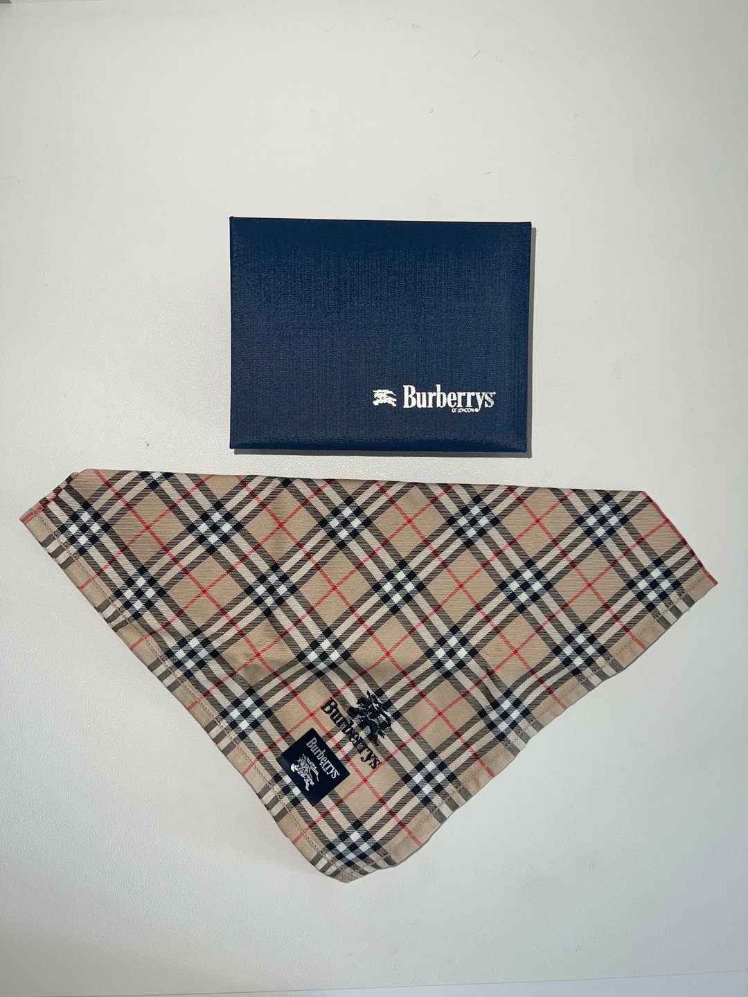 Burberry经典方形格纹丝巾 极美品 未使用品 有贴纸原装盒子 - 丝巾 - 其他材质 卡其色