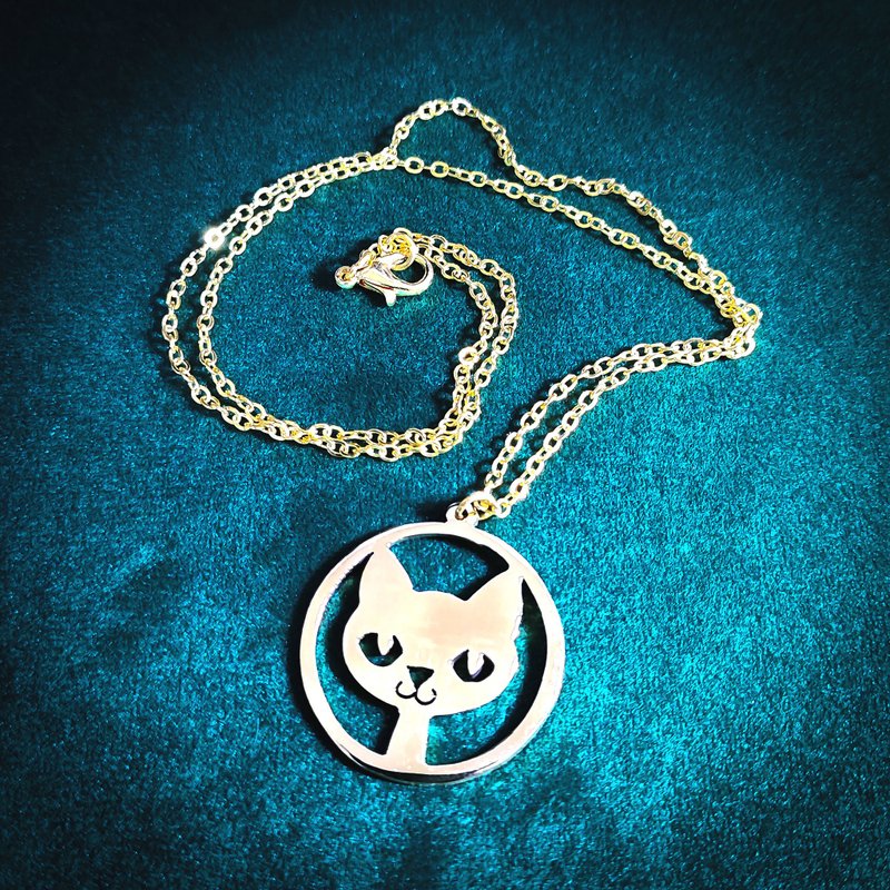 圆形可爱猫咪吊坠：Amore Accessories - 项链 - 铜/黄铜 银色