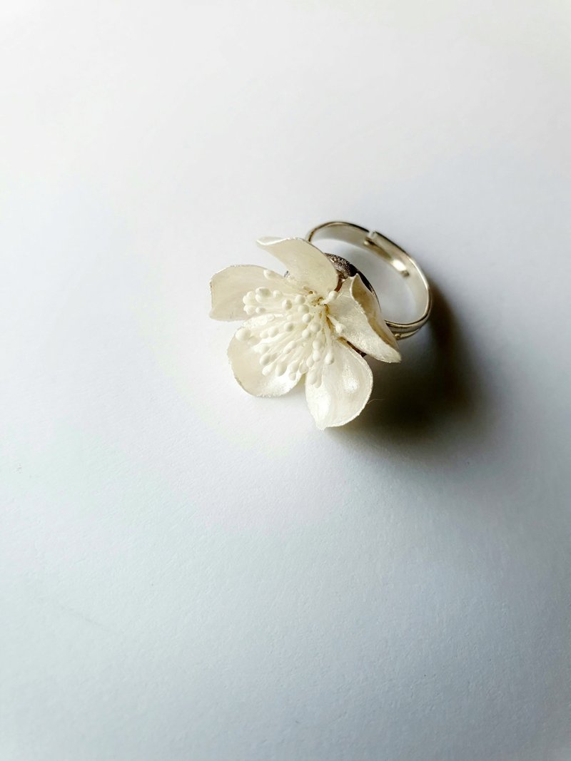 Cherry blossom white pearly color ring/ Blossom ring/ Gifts for her/ Sakura ring - 戒指 - 其他材质 白色