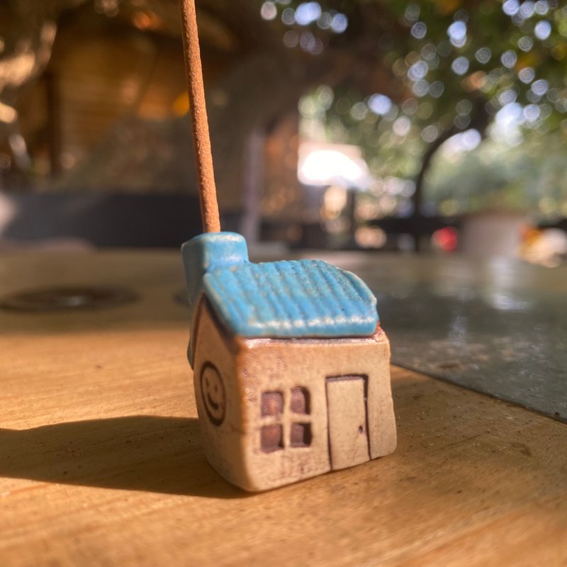 【タケ-TA KE Studio】蓝屋顶房子。线香座 - 香薰/精油/线香 - 陶 蓝色